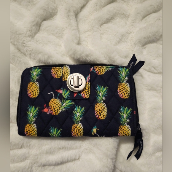 Bundle Vera Bradley Crossbody Purse, Wallet, Pouches,Market Totes, Wristlet EUC - Picture 8 of 14